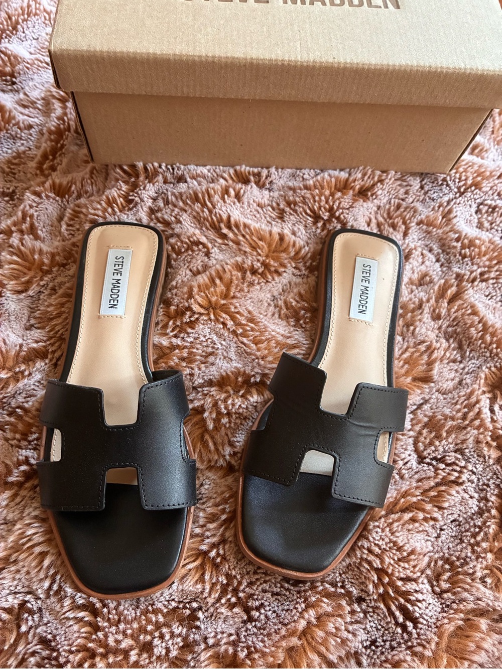 Like new Steve Madden Women’s Black leather Hadyn Slide Sandals